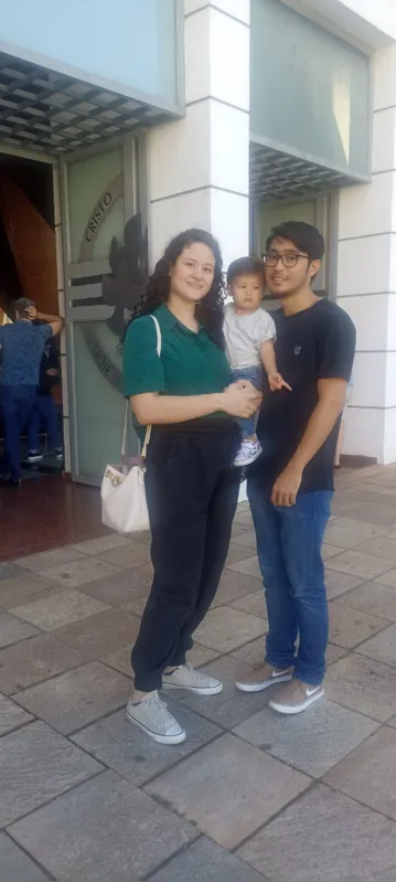 Prontos para a procissão, a médica Carolina Lemos, 27 anos, o filho Victor Hugo, 1 ano e 4 meses e seu marido, Victor Hugo
