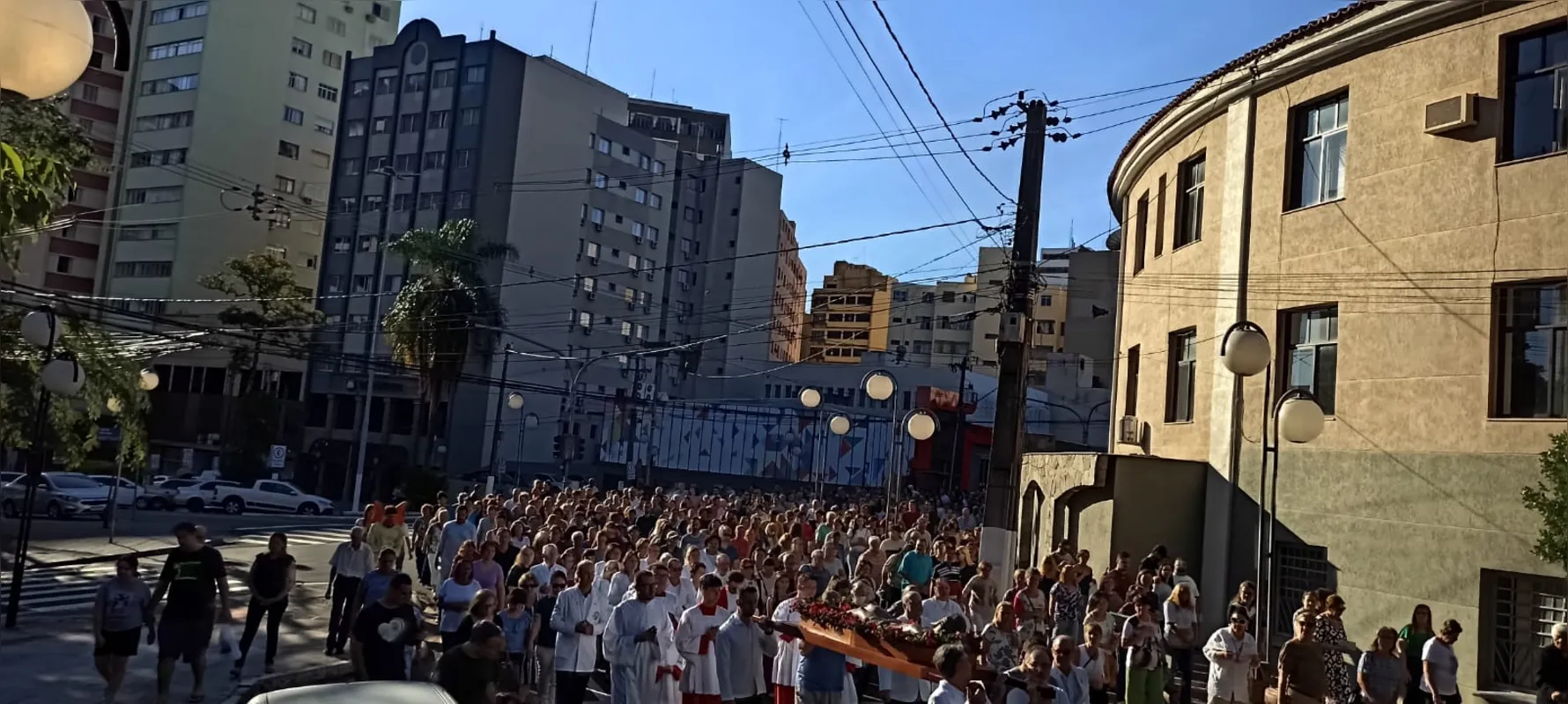 Jovens, idosos, crianças - todos tomados pelo mesmo sentimento - confirmavam o respeito e o que representa, em suas vidas, a solenidade