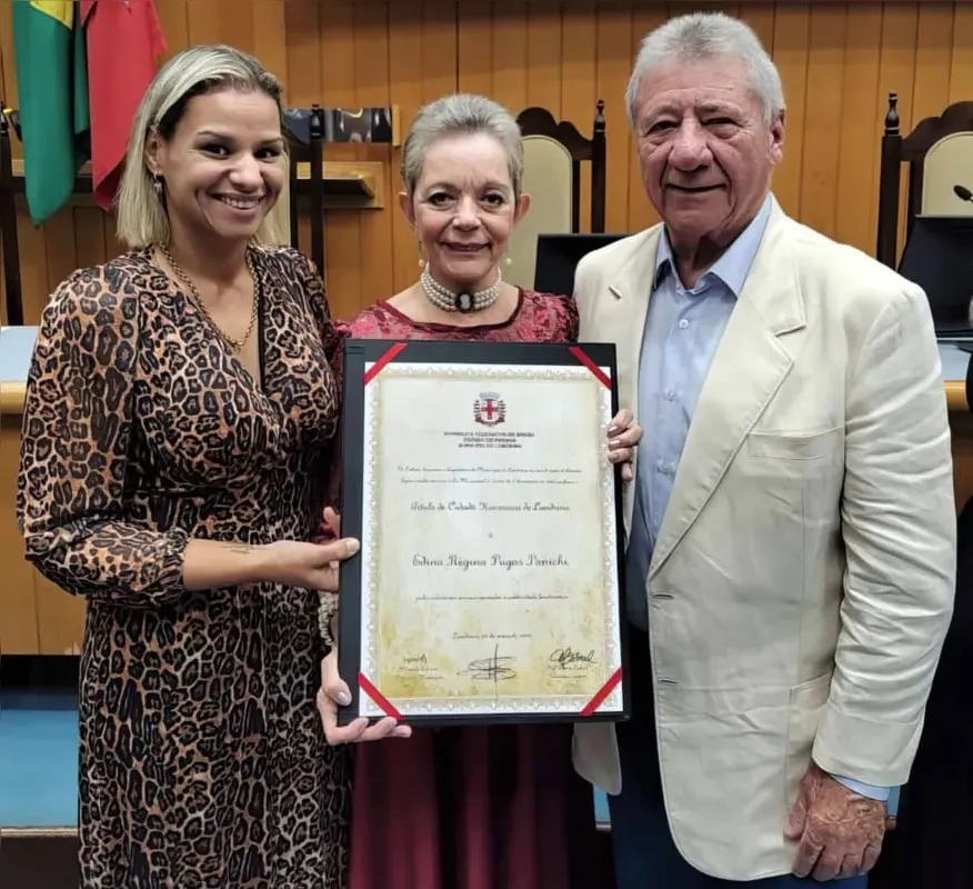 Devanir Parra/CML
Edina Panichi, ao receber o título de Cidadã Honorária de Londrina, com a filha Angelita e o marido Antônio