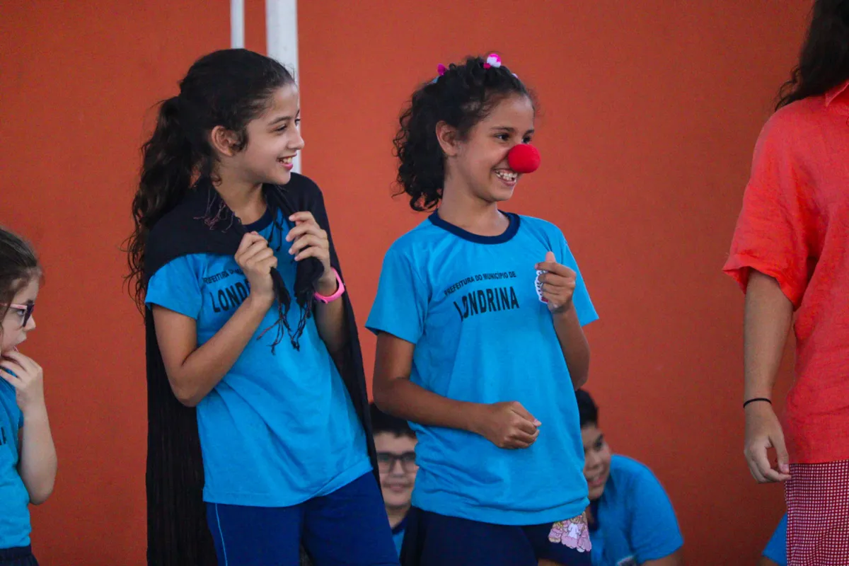 Atividades da Associação Londrinense de Circo na Escola Municipal Nara Manella, localizada no Conjunto Semiramis