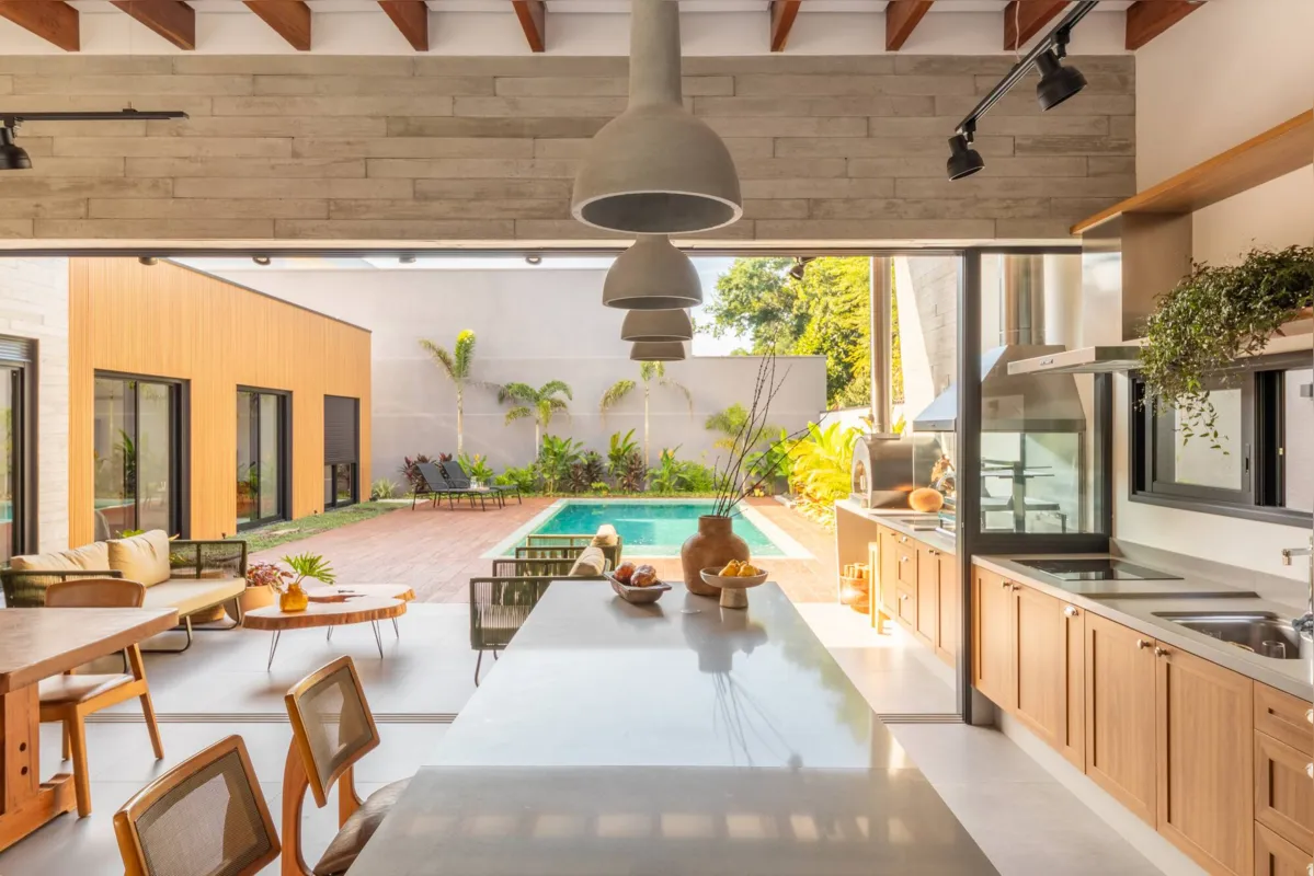 A cozinha deixou de ser um ambiente com uma estrutura trivial para proporcionar a alegria de preparar receitas com espaço de sobra e muita leveza