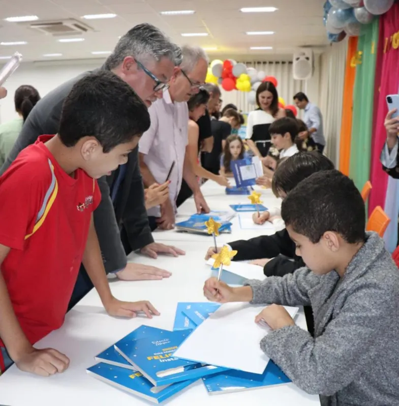 Imagem ilustrativa da imagem Projeto literário transforma alunos de 8 anos em escritores em Pato Branco