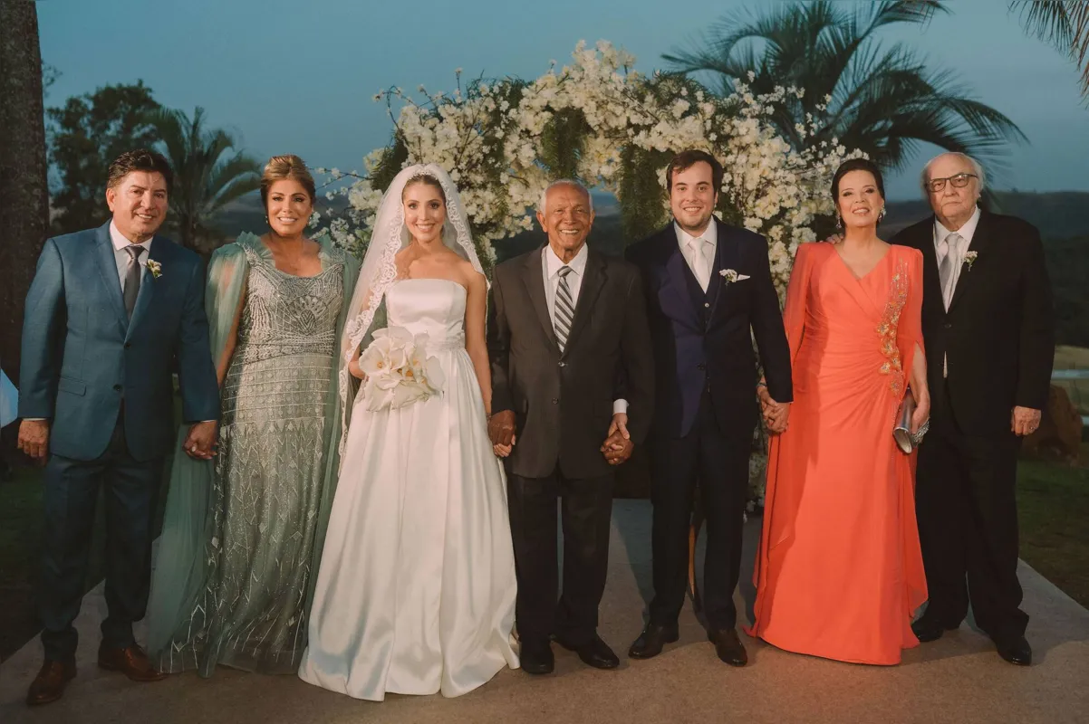 Os noivos ao lado do pastor Messias Anacleto Rosa e os pais Nilton de Paula e Katia Tivirolli De Paula e Eduardo Gravina e Carmem Monastier