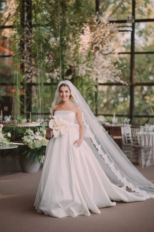 A noiva optou por vestido assinado pela marca europeia Milla Nova