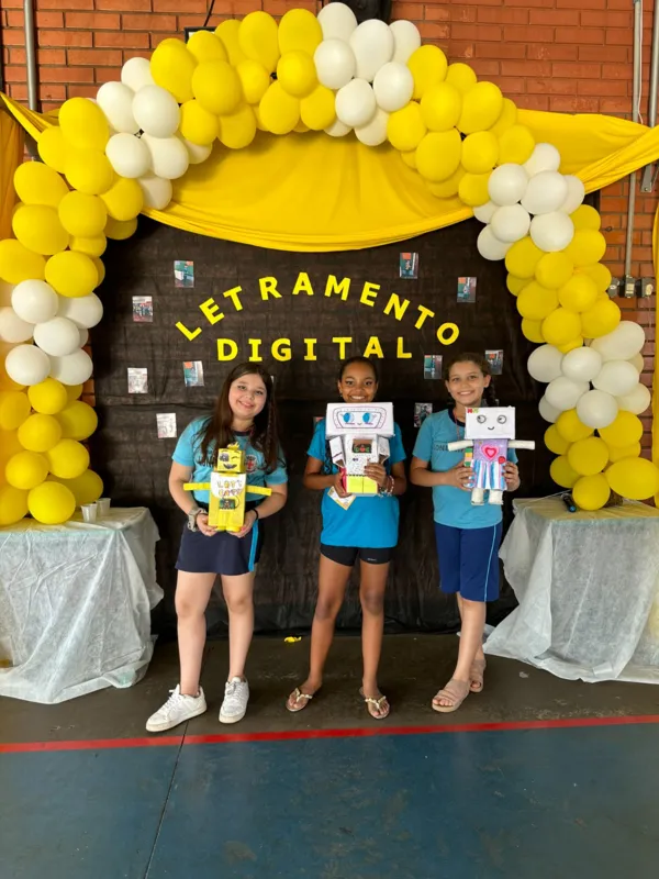 Alunas da Escola Municipal Anita Garibaldi: até o final de 2024, o Projeto Letramento Digital irá capacitar 4 mil alunos do 4º e 5º anos do Fundamental