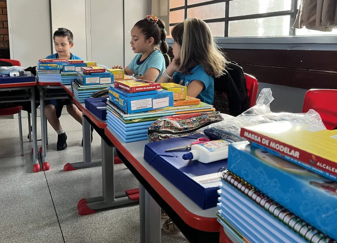 Alunos receberam material escolar, bolsa e uniforme de verão, disponibilizados pelo município; kits são personalizados de acordo com a idade e série