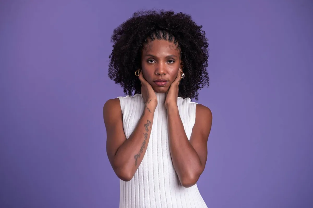 A cantora e atriz negra Késia interpreta Taís na novela