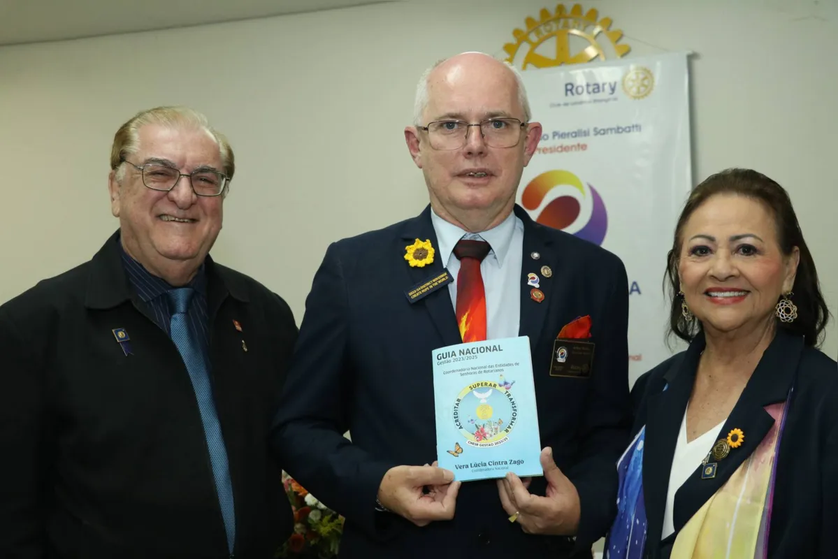 O casal Antônio  Zago e Vera Lúcia Cintra Zago, do Distrito 4440 de Cuiabá, Mato Grosso, presenteia o governador Arthur Harbs com o Guia Nacional da Coordenadoria das Entidades de Senhoras de Rotarianos