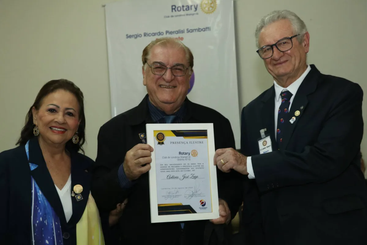 Moacir Tonin, ex-governador do Rotary, entrega uma lembrança ao casal Zago do Mato Grosso, presença ilustre no evento.