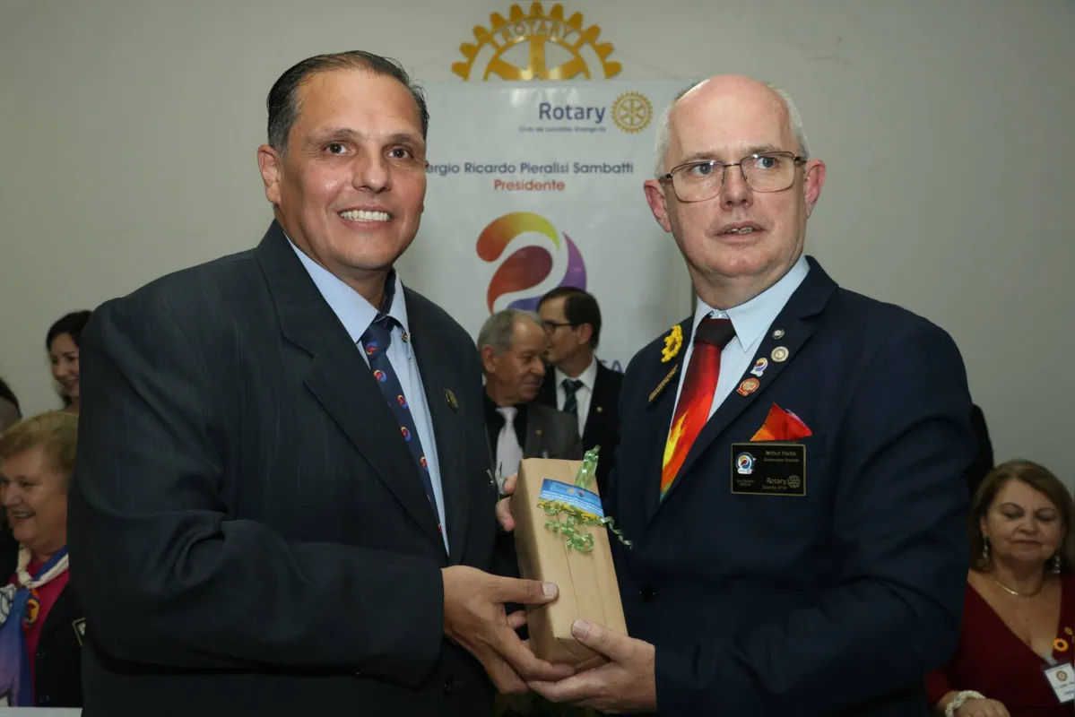 Sergio Ricardo P. Sambati entrega lembrança para o governador do Distrito 4710 do Rotary, Arthur  Harbs , pela visita ao clube