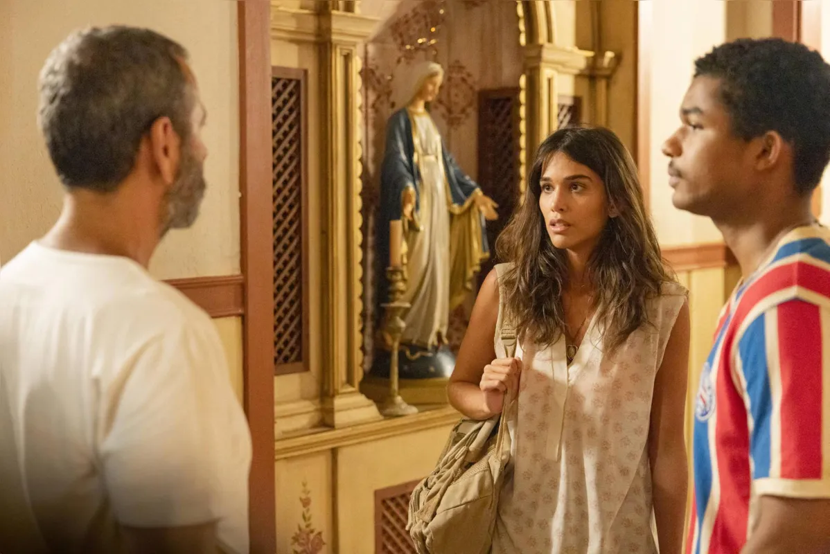 Levada por João Pedro (Juan Paiva) , Mariana (Theresa Fonseca) chega à fazenda e conhece José Inocêncio (Marcos Palmeira)