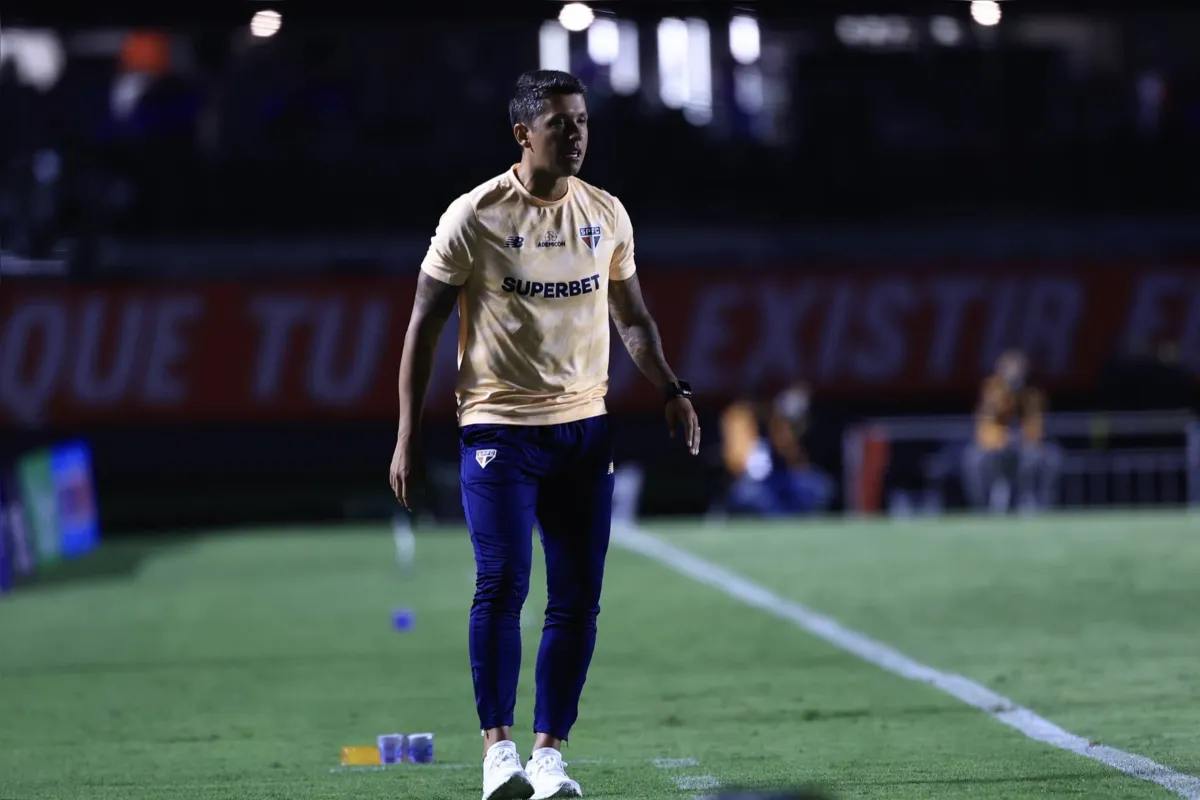 O jovem técnico Thiago Carpini tenta vencer mais um clássico no comando do São Paulo