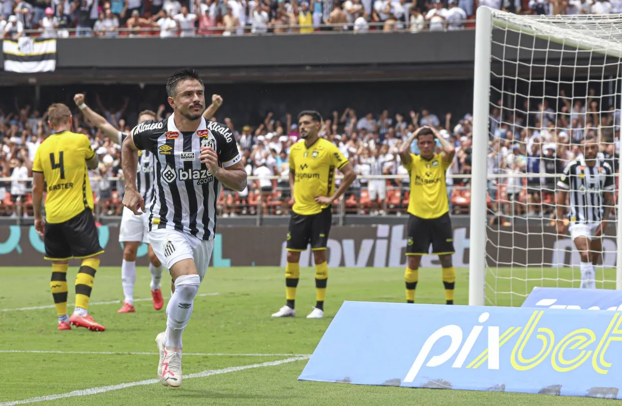 Willian Bigode marcou de cabeça o gol da vitória do Santos