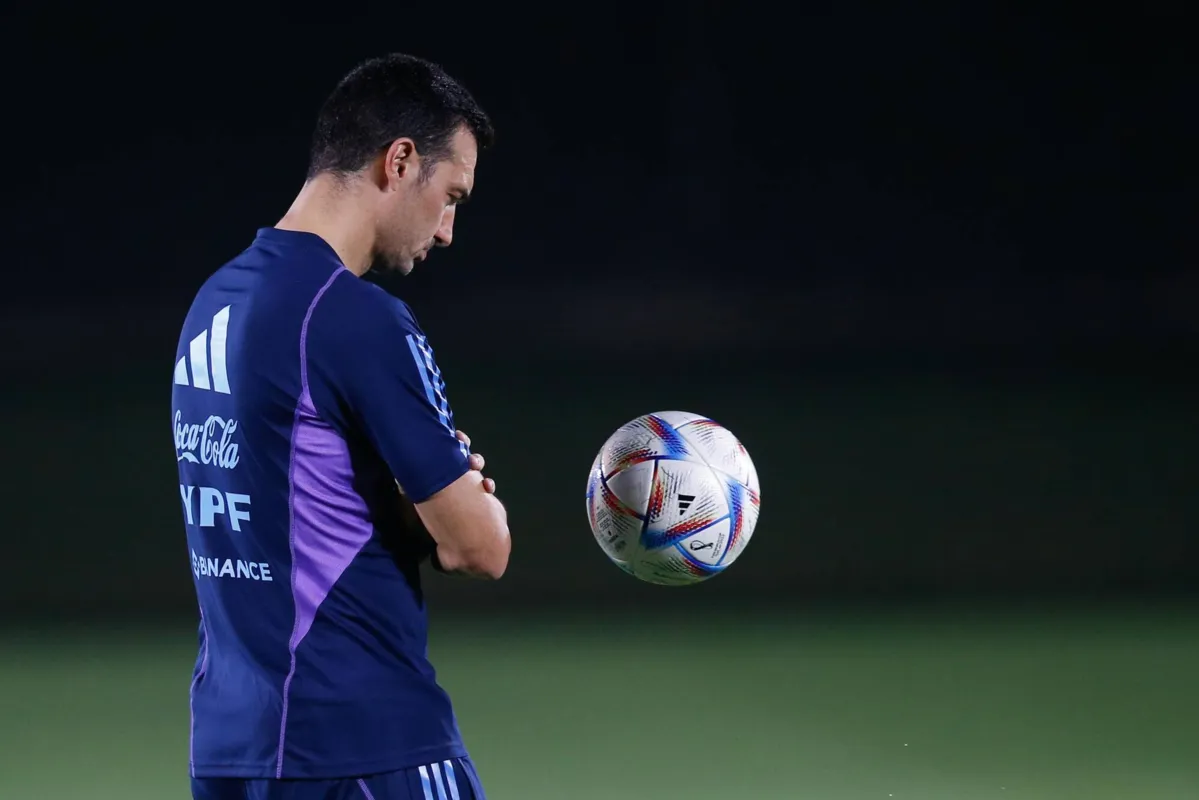 “Eu estava pensando em como a seleção continuaria e no momento para também dar espaço para os jovens, e isso é importante para nós. Foi um momento de reflexão", afirmou Lionel Scaloni