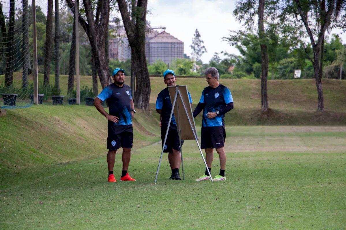 Emerson Ávila com membros da sua comissão técnica: Tubarão precisa melhorar aproveitamento para escapar da queda e chegar às quartas de final