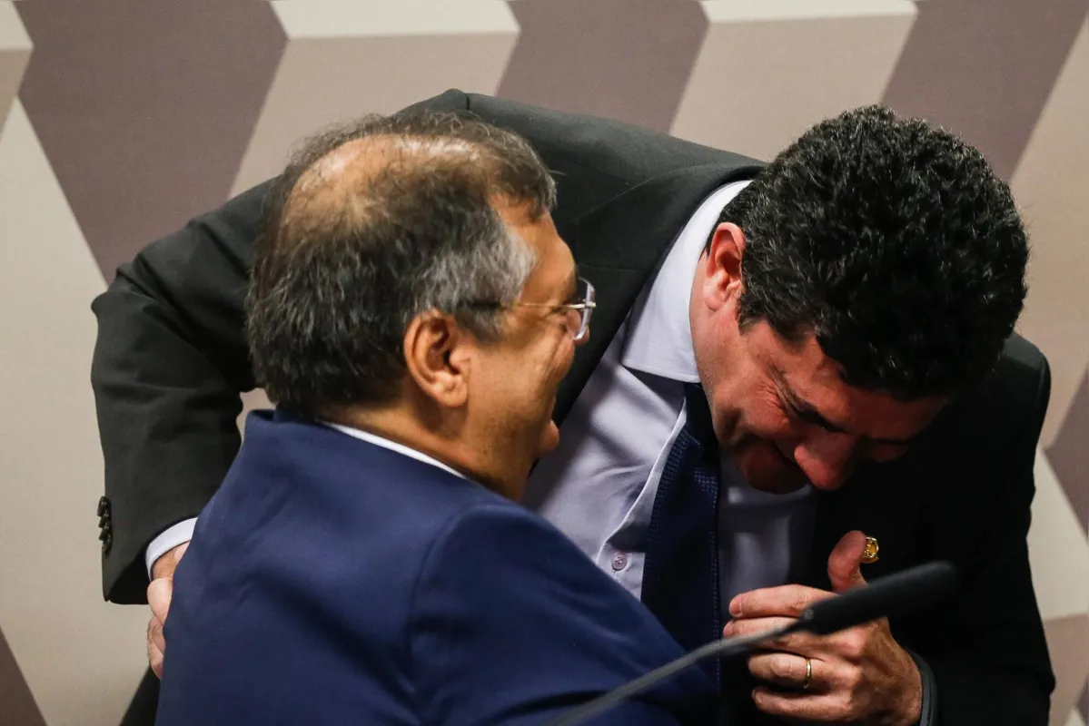 BRASÃLIA, DF, 13.12.2023: FlÃ¡vio Dino, indicado pelo presidente Lula a uma vaga no STF (Supremo Tribunal Federal), conversa com o senador Sergio Moro durante sabatina no Senado Federal. (Foto: Gabriela BilÃ³ /Folhapress)