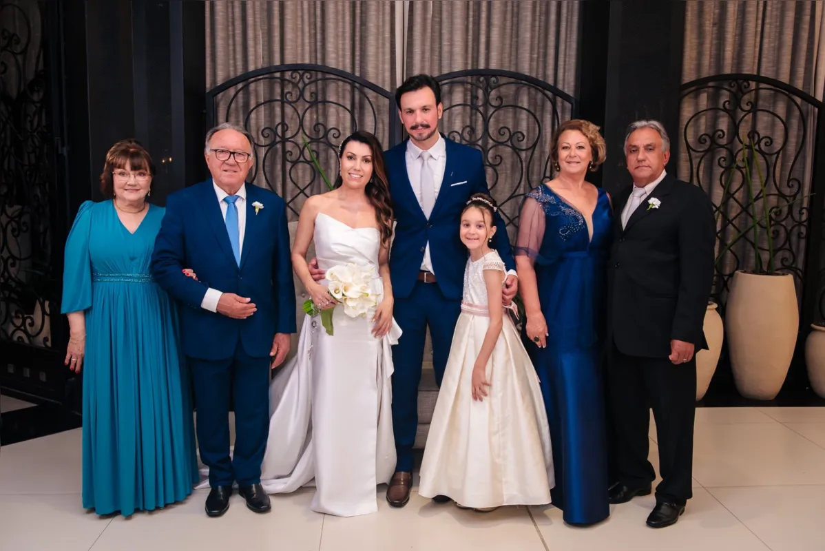 Os noivos com os pais de Franciane, Marines e Alcides Alexandrino, a filha de Fernando, Rebeca, e os pais de Fernando, Leonilda e Aparecido Negrão