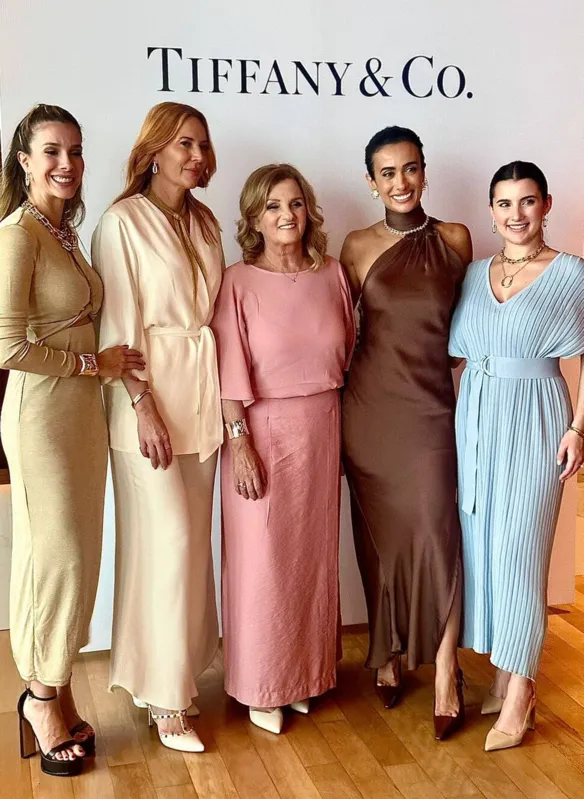 Silvia entre Laurita Mourão (equipe Tiffany), Aurelia Kirilos (equipe Tiffany), Simone Soifer (diretora do Pátio Batel) e Renata Leite (equipe Tiffany)