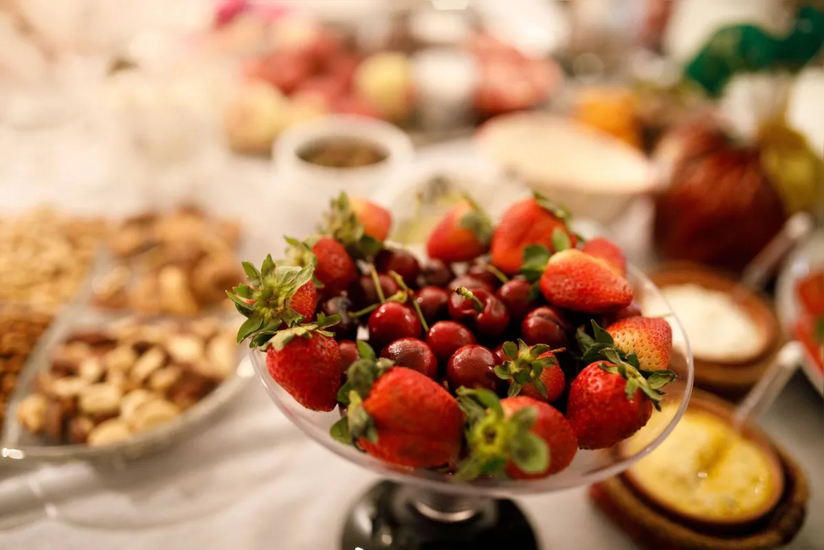 Morango e cereja, além de deliciosos, funcionam muito bem na decoração das mesas das festas de fim de ano