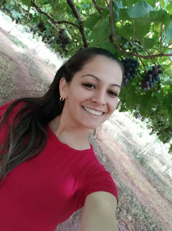 A produtora Fernanda Rodrigues comemora o triplo de vendas de uvas em dezembro na Ceasa Londrina