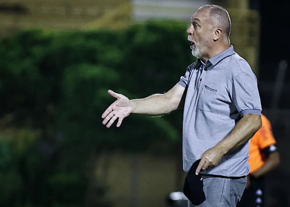 Após duas derrotas em sequência e críticas a  jogadores, Mano Menezes enfrenta cobranças da torcida nesse tumultuado início de temporada