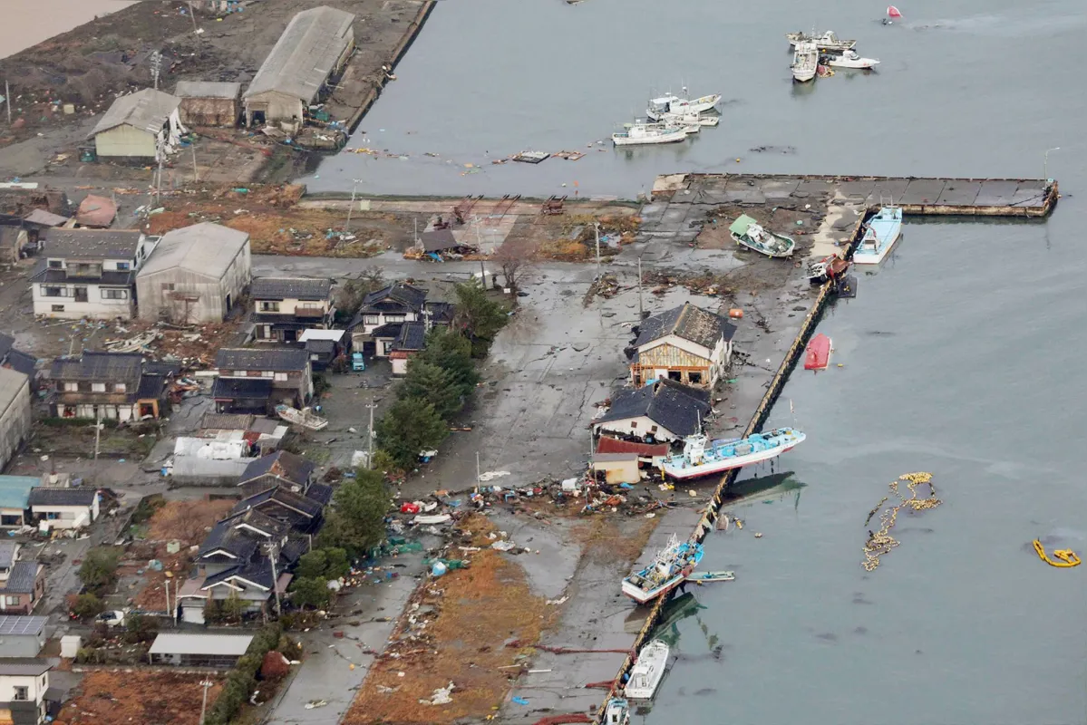 O tremor de terra virou barcos e arrastou navegações para a terra no porto de pesca na cidade de Suzu, província de Ishikawa