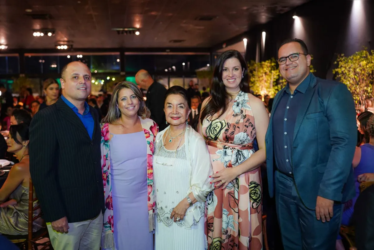 A presidente da Guarda Mirim de Londrina, Kimiko Yoshii, entre Cláudio Melo (Gerente Geral de Projetos Sociais da Guarda Mirim), Jaqueline Micali (Secretária Municipal de Assistência Social), Carolina Arfelli e Luis Mangili