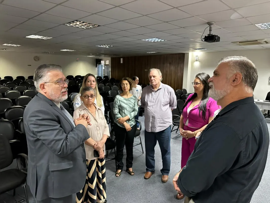 Antes da assinatura do termo de adesão, o presidente do TRE-PR (à esq) conversou com membros da sociedade civil