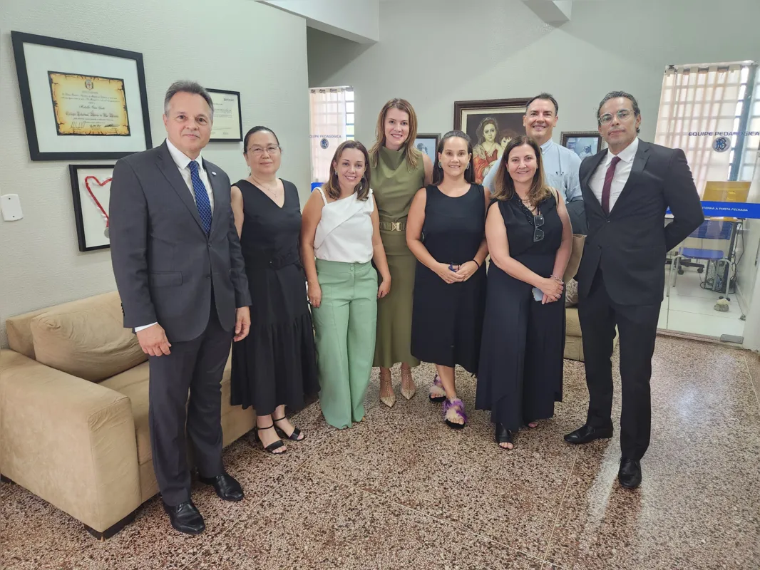 Desembargador Luiz Panza acompanhado pelos juízes eleitorais e por representantes do Colégio Rio Branco