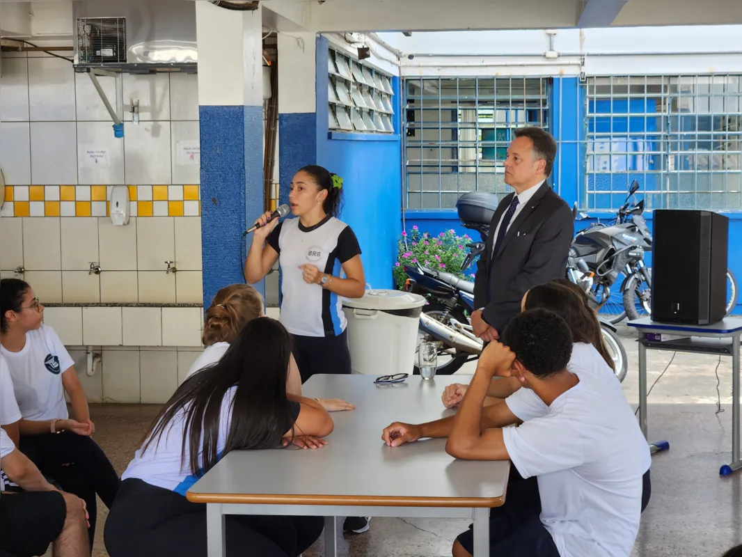 A representante de mídias do Grêmio Estudantil, Anna Beatriz Santos, foi elogiada pela eloquência ao microfone: "tudo na vida é política"