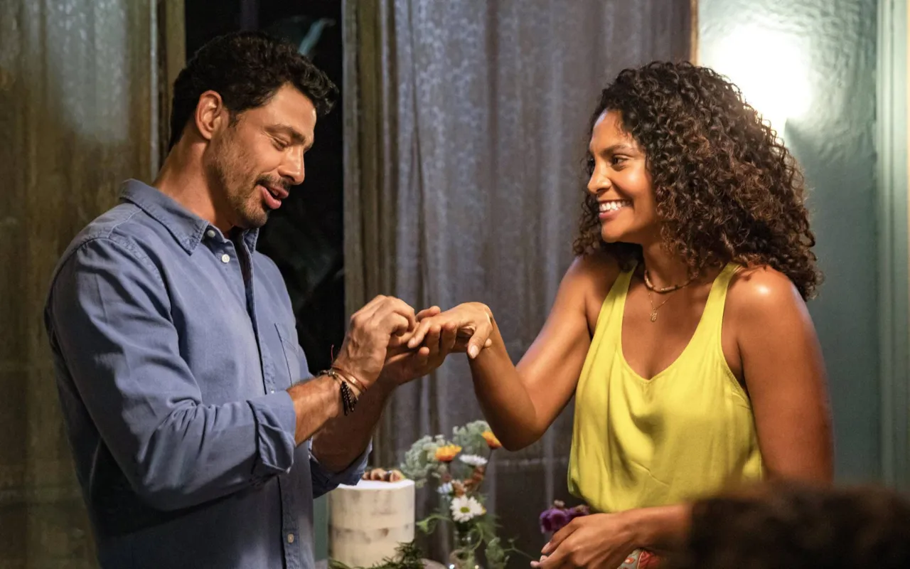 Caio (Cauã Reymond) pede a mão de Aline em casamento.
