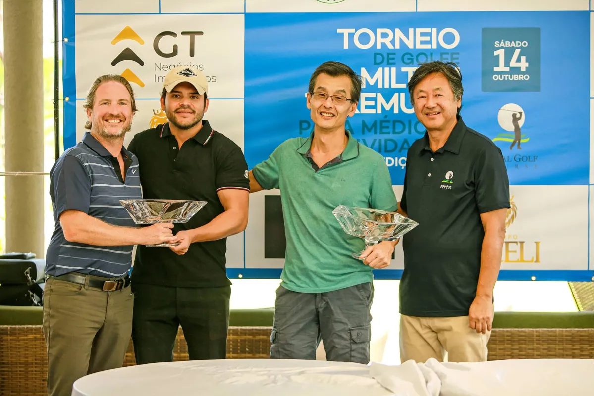 Don Kennedy, campeão gross da categoria convidados, Thiago Takemura e Ricardo K. Nakamura, campeão gross da categoria médicos, com o capitão do Royal Golf, Milton Ogawa