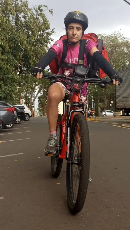 Analdilia Abucarube Silva faz entregas de bike por aplicativo e é fiscal de provas numa escola para obter renda extra