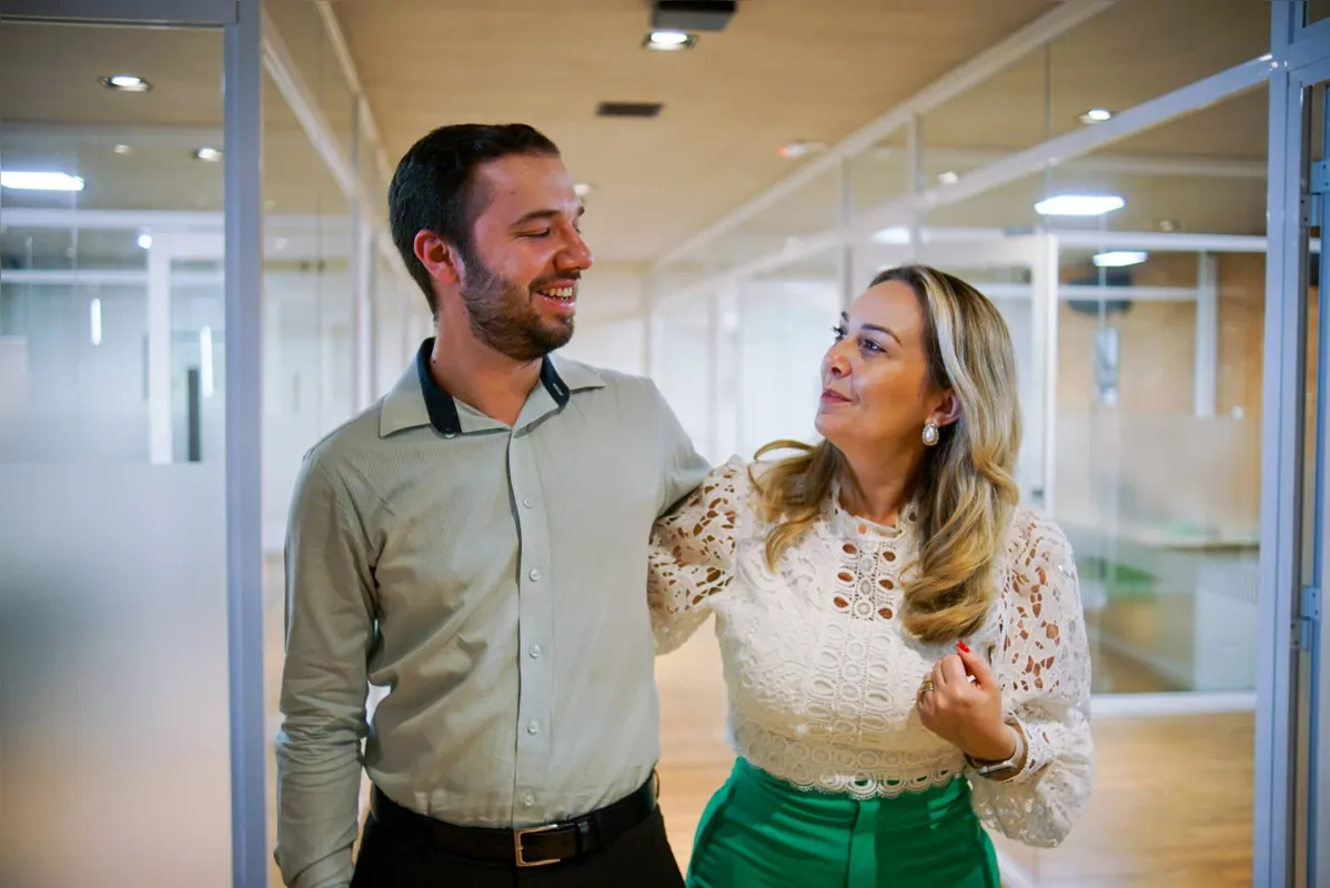 O assistente administrativo Gustavo Souza e a gerente Regional Carla Sonoda