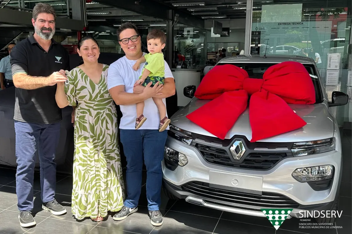O presidente do Sindserv, Fabio Molin, entrega o carro para a ganhadora Amanda Akemi Asanuma