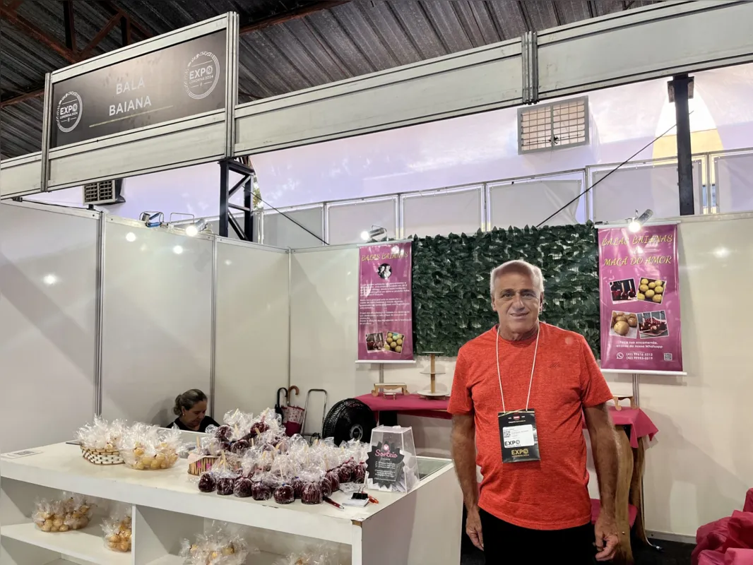 Valdir Teixeira trabalha há 10 anos vendendo balas de coco e maçãs do amor
