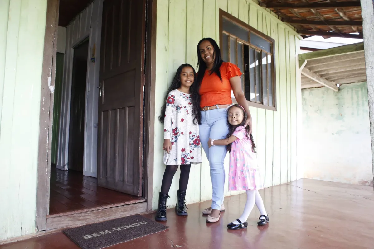 Leidimar Medina e as filhas: dificuldades em aprender o português: "tudo é muito diferente do meu país, mas muito melhor”