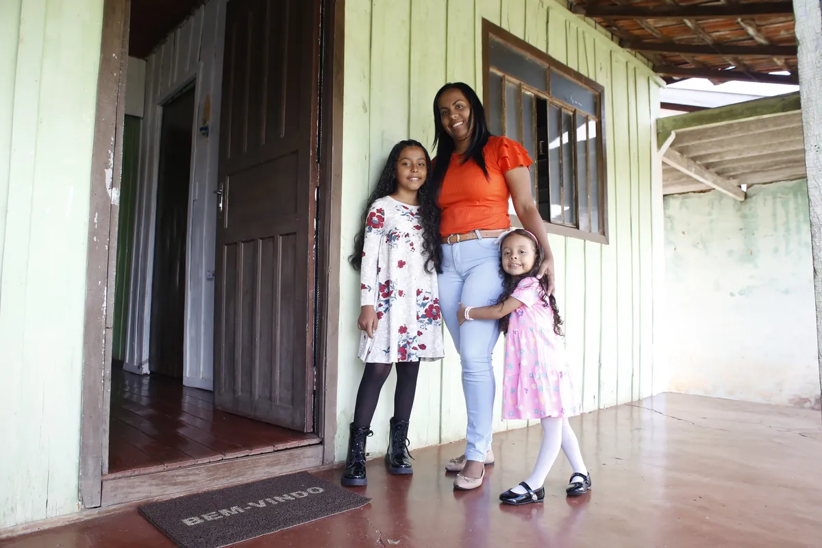 Leidimar Medina e as filhas: dificuldades em aprender o português: "tudo é muito diferente do meu país, mas muito melhor”