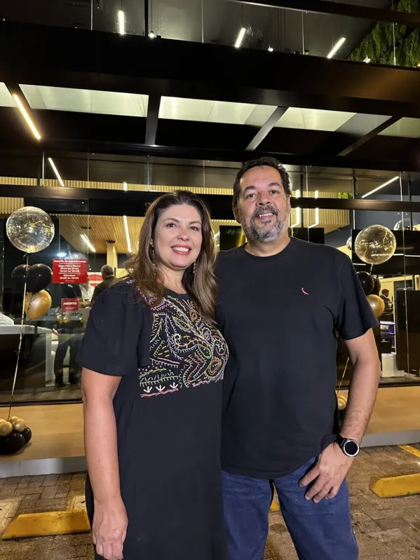 Teresinha Sorgi e Rodrigo Sorgi, clientes de longa data da Inglaterra e empresários, à frente do Supermercados Lisboa