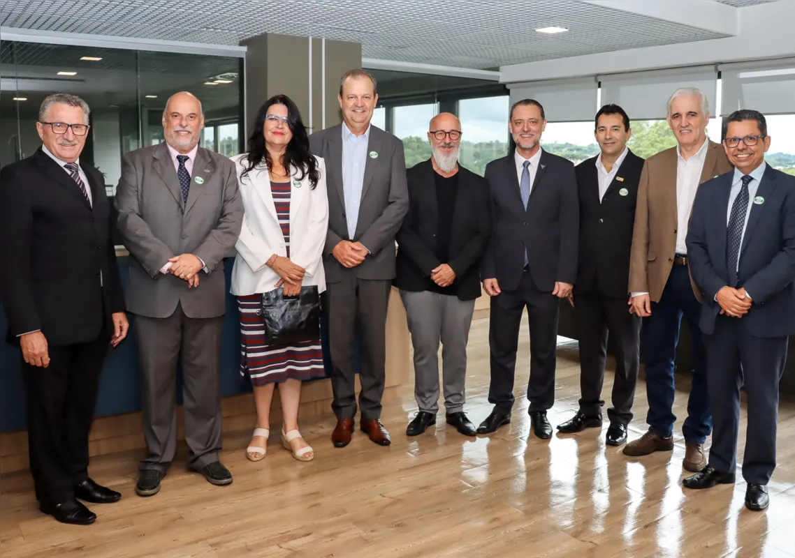 O presidente do TCE-PR, conselheiro Fernando Guimarães, entre o secretário estadual da Ciência, Tecnologia e Ensino Superior, Aldo Bona, e os reitores das sete universidades estaduais do Paraná