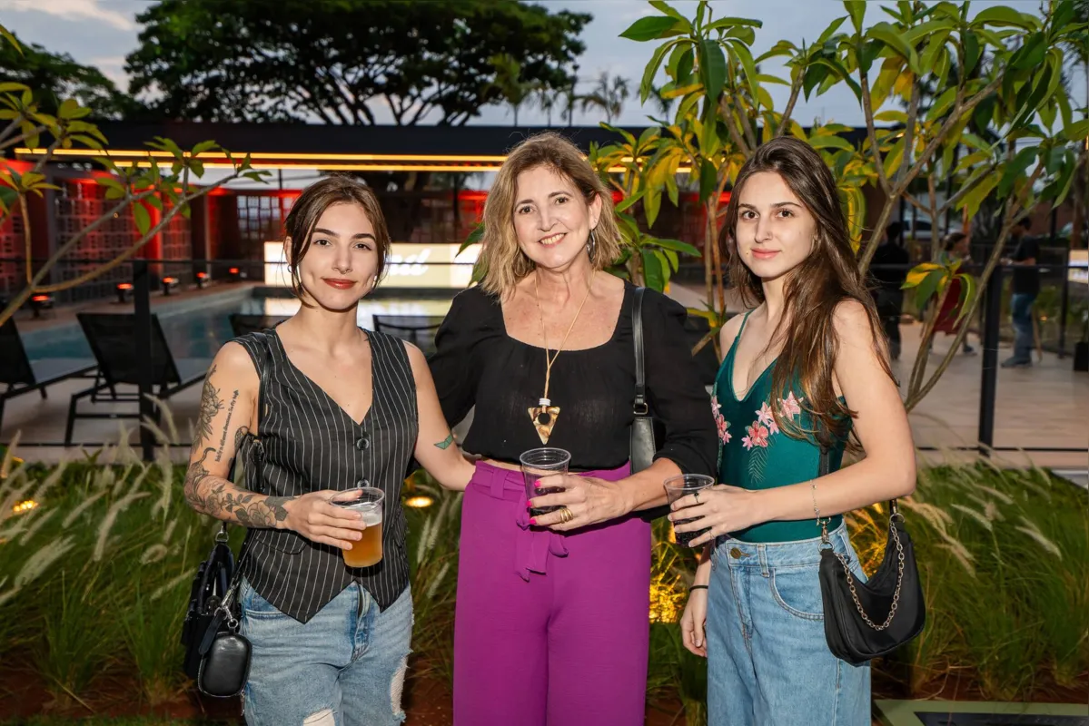 Rosane Higemberg entre as filhas Fernanda e Giovana Martins