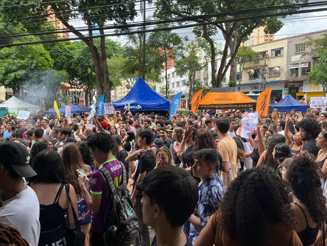 Imagem ilustrativa da imagem Veja as imagens da festa que acontece agora no calçadão de Londrina