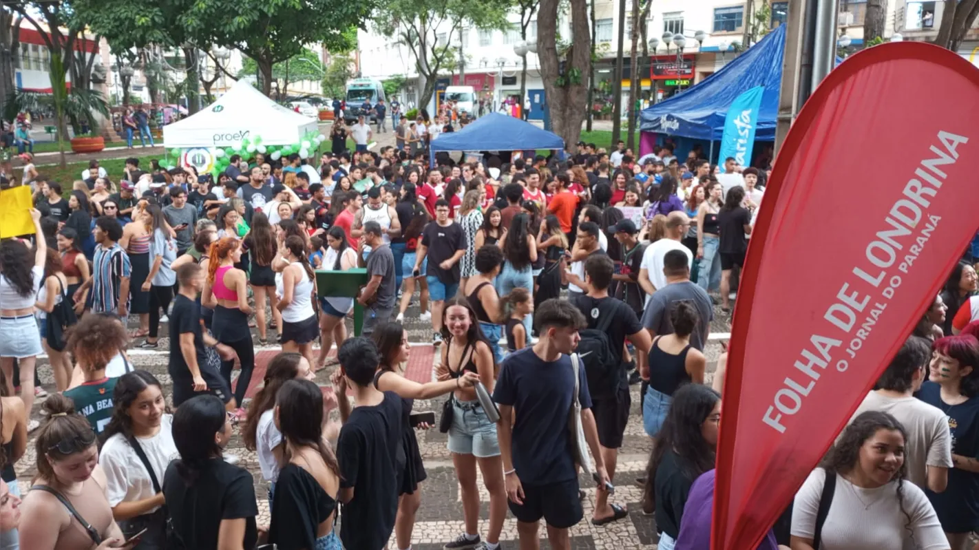 Imagem ilustrativa da imagem Veja as imagens da festa que acontece agora no calçadão de Londrina