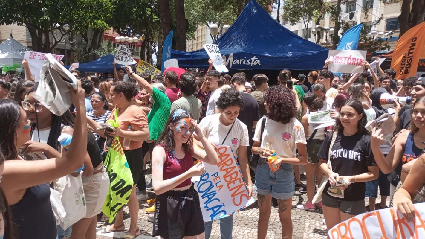 Imagem ilustrativa da imagem Veja as imagens da festa que acontece agora no calçadão de Londrina
