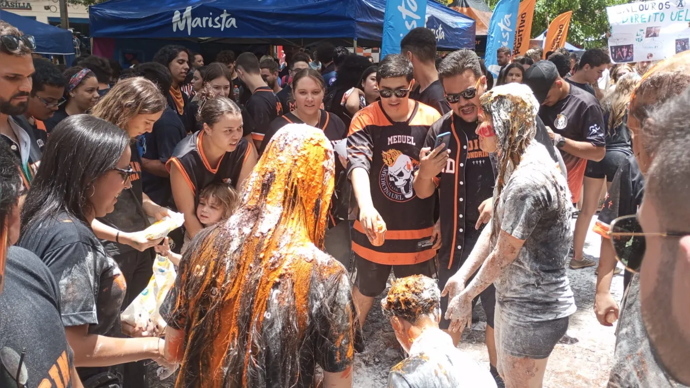Imagem ilustrativa da imagem Veja as imagens da festa que acontece agora no calçadão de Londrina