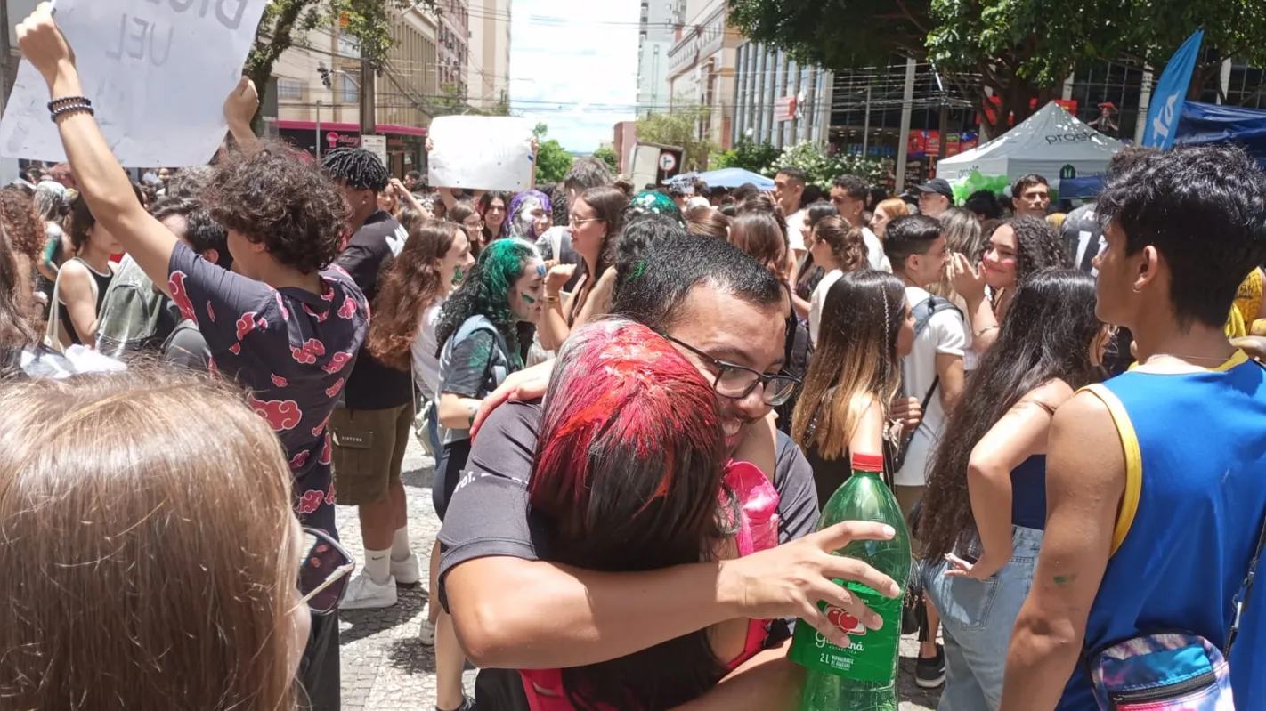 Imagem ilustrativa da imagem Veja as imagens da festa que acontece agora no calçadão de Londrina