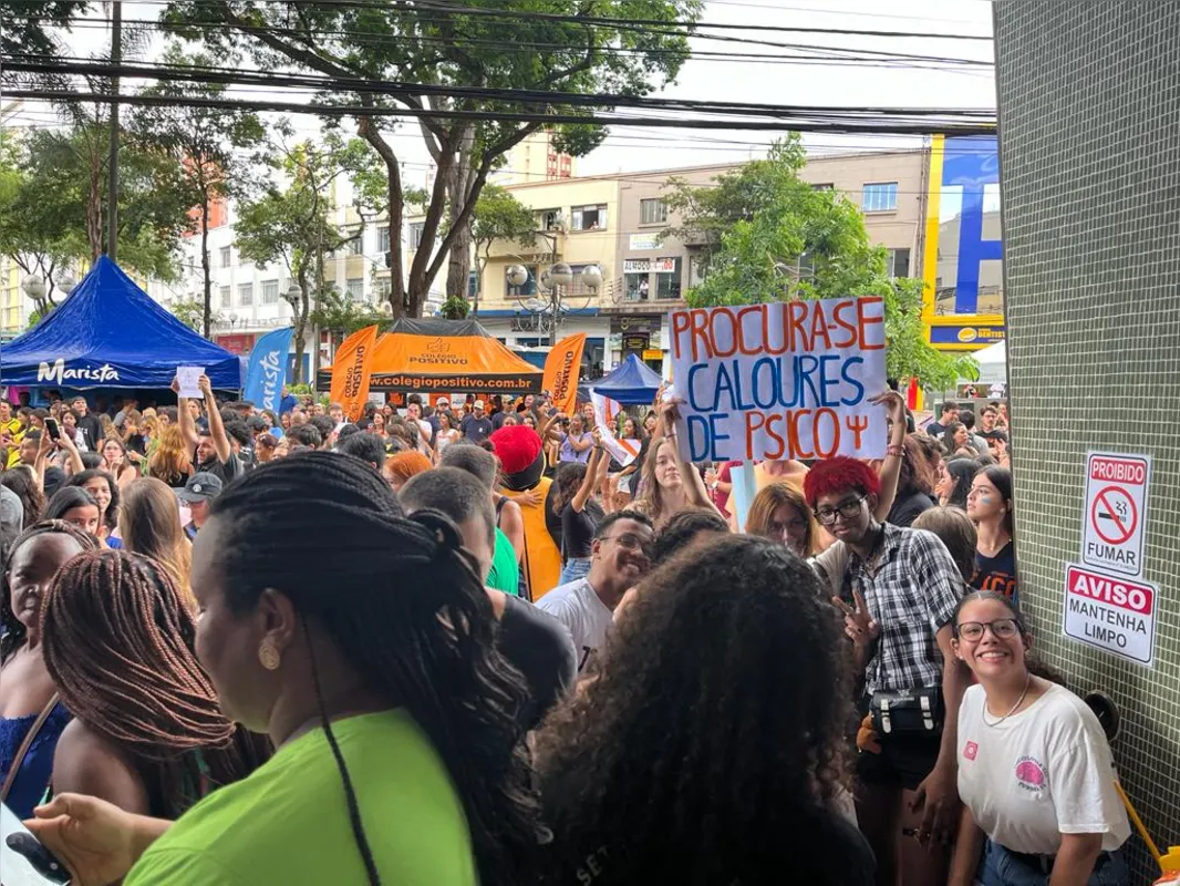 Imagem ilustrativa da imagem Veja as imagens da festa que acontece agora no calçadão de Londrina