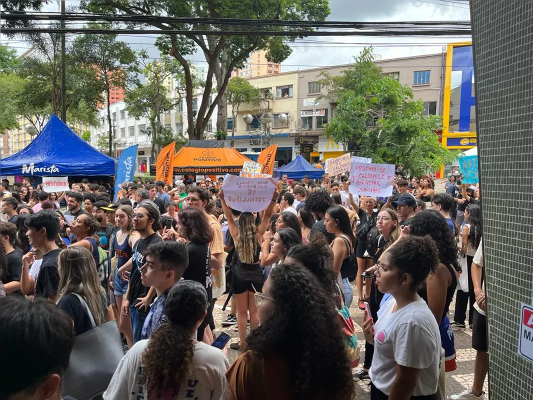 Imagem ilustrativa da imagem Veja as imagens da festa que acontece agora no calçadão de Londrina
