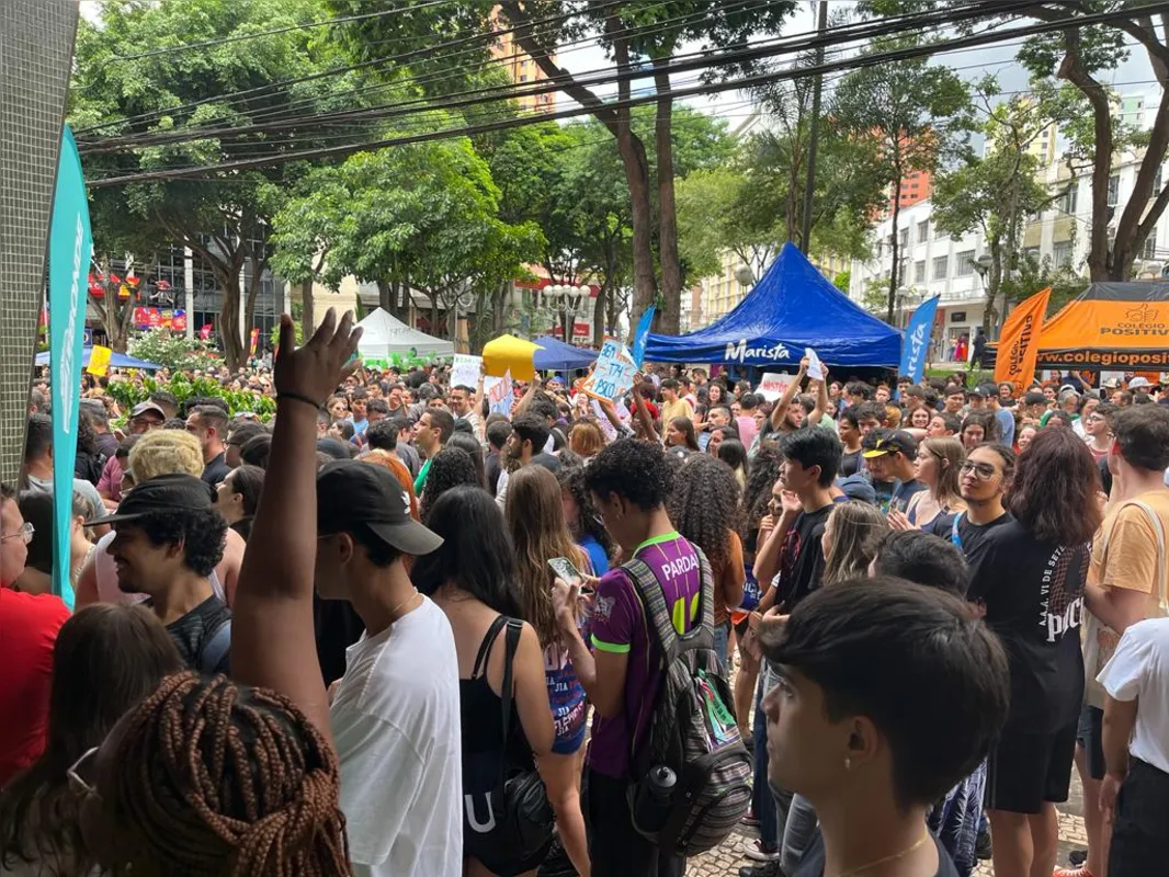 Imagem ilustrativa da imagem Veja as imagens da festa que acontece agora no calçadão de Londrina