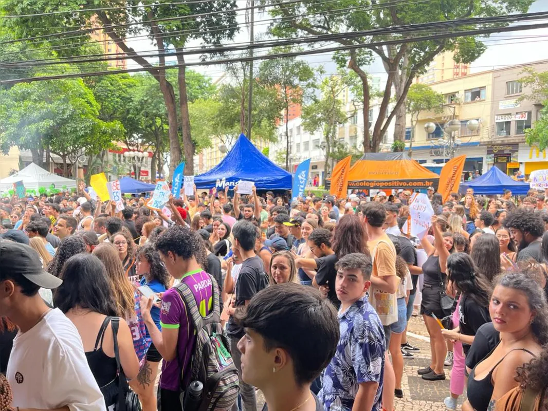 Imagem ilustrativa da imagem Veja as imagens da festa que acontece agora no calçadão de Londrina